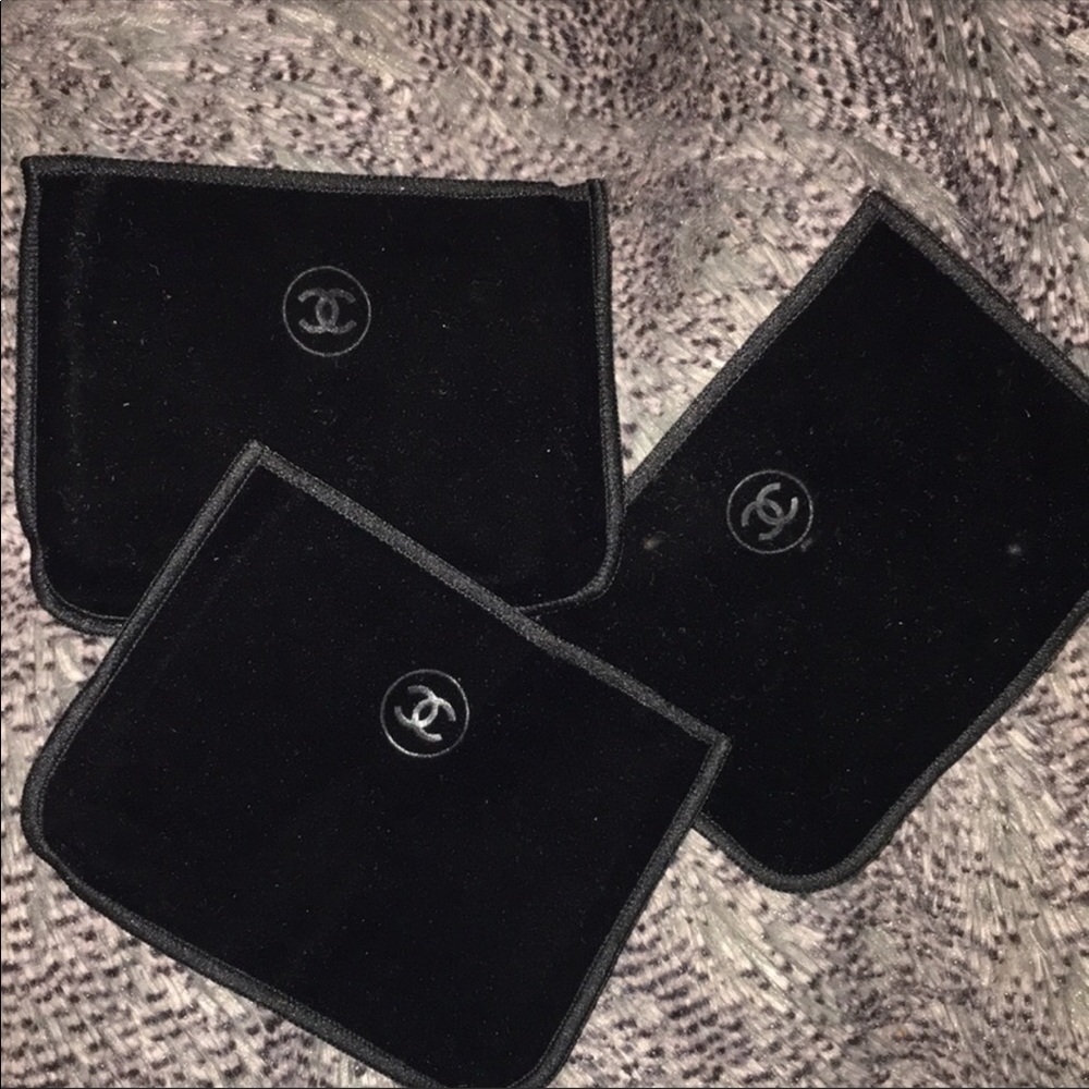 🛍Chanel velvet pouch